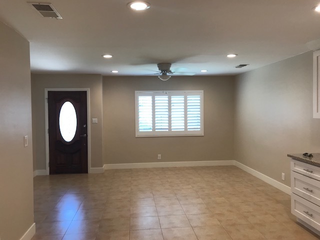 Building Photo - MOVE-IN READY 3+2 w/open floorplan