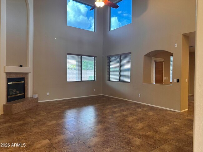 Building Photo - 16116 W Magnolia St