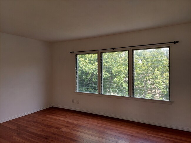 Building Photo - 721 N Harper Ave