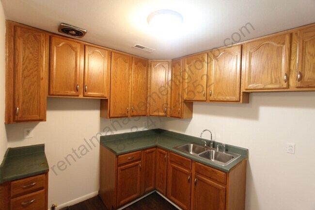Foto del edificio - New On The Market with Fresh Updates!! Better Hurry!!
