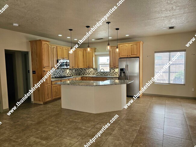 Foto del edificio - Beautiful 4 bedroom 3 car garage in La Cue...