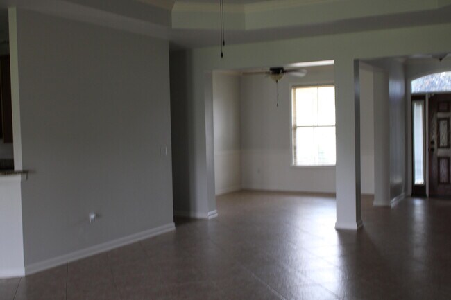 Building Photo - 135 Alicia Dr