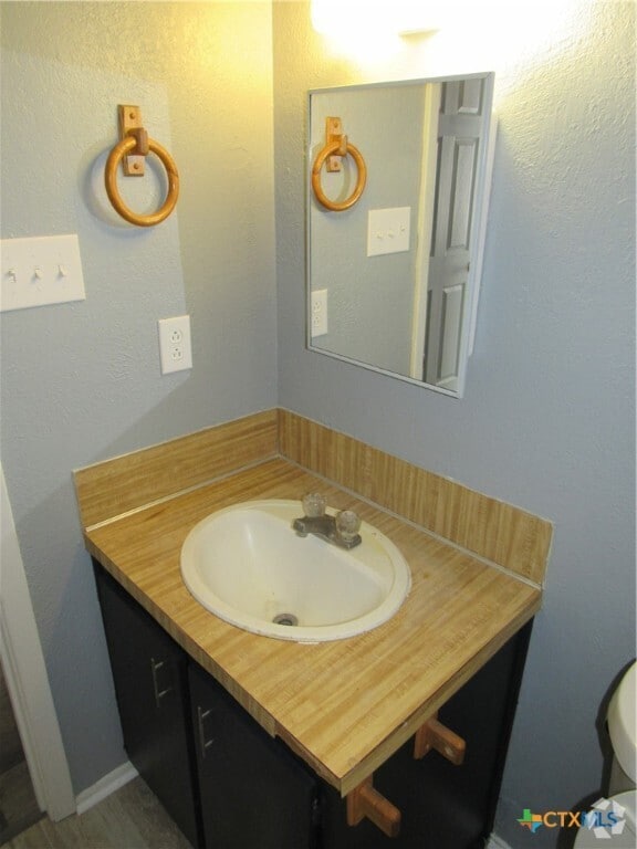 Building Photo - 1301 Quail Cir