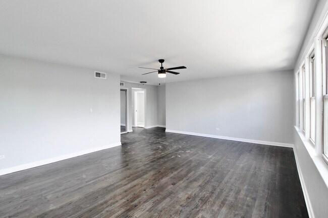 Building Photo - 3338 W Bryn Mawr Ave
