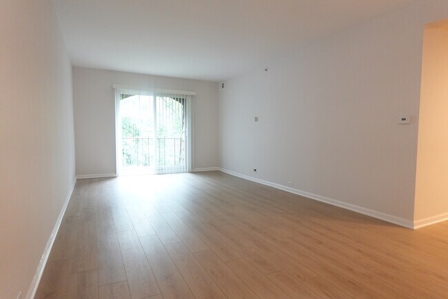 Foto del edificio - 600 W Russell St