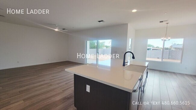 Building Photo - 926 N 97th Way