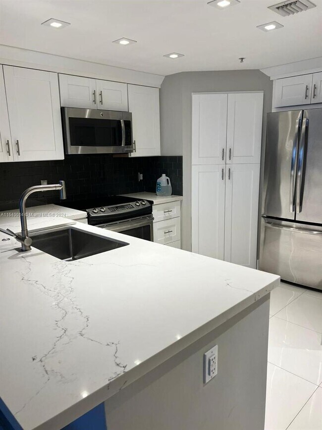 Building Photo - 701 Brickell Key Blvd