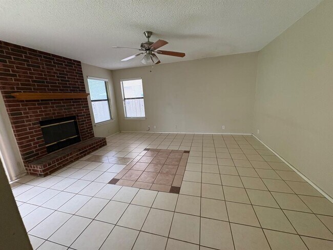 Foto del edificio - 2211 Rick Whinery Dr