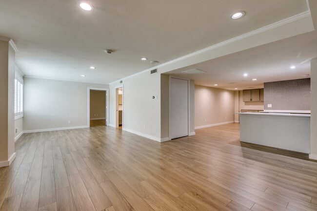 Building Photo - 4500 Roland Ave