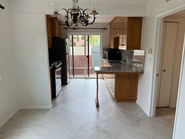 Building Photo - Spacious & Bright 3 Bedroom End Unit Condo in Prime Location