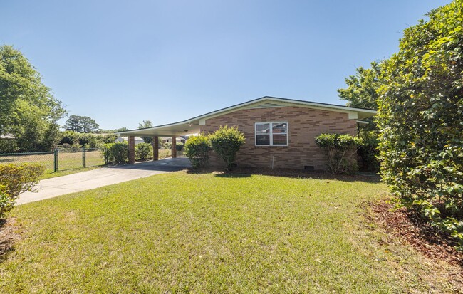 Foto del edificio - 240 Maywood Dr