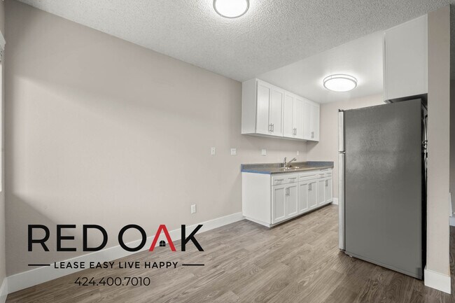 Foto del edificio - Wonderful, Bright Two Bedroom with Plush C...