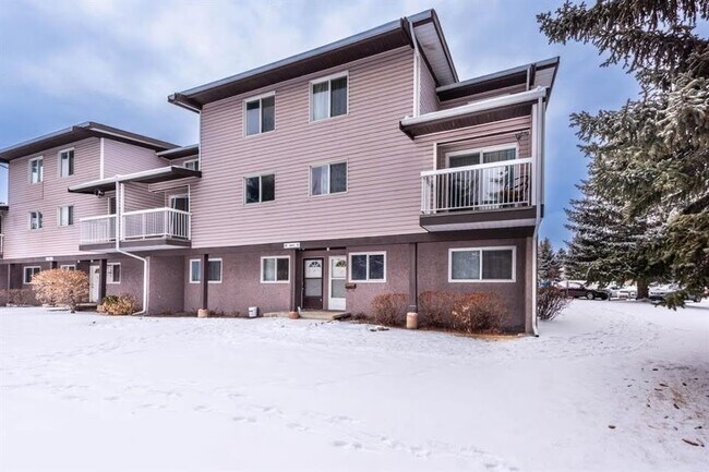 Building Photo - 3800 Fonda Way SE