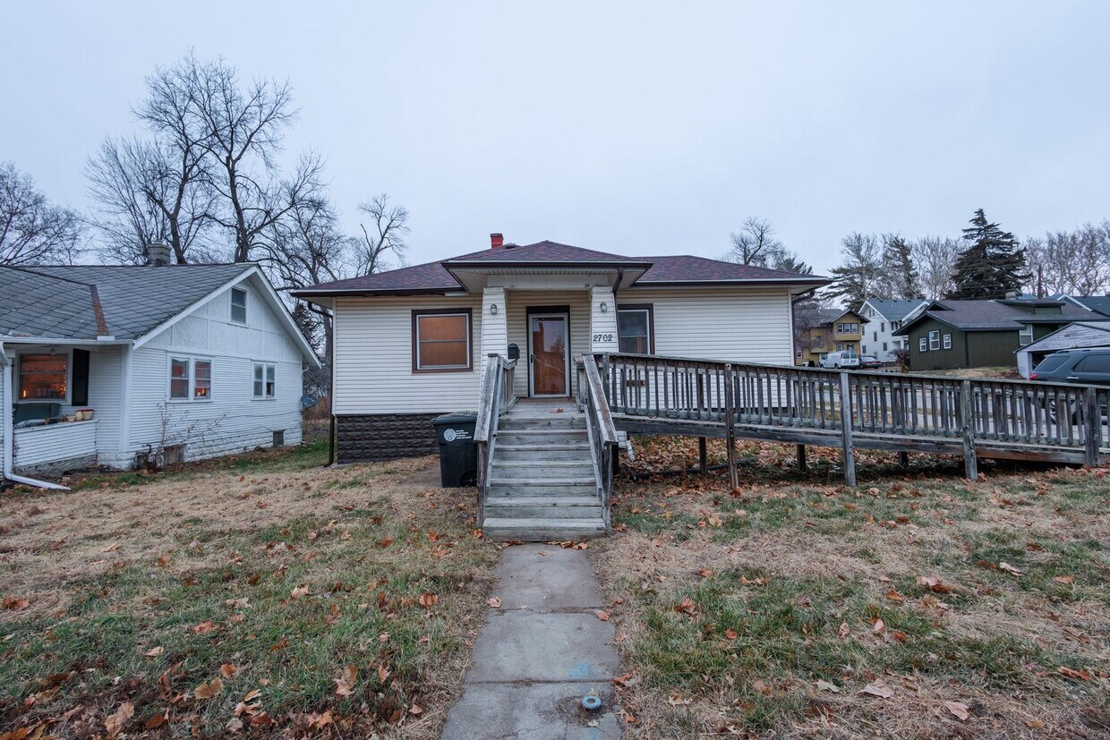 Primary Photo - 3 bed 1 Bath Single Family Home with Spaci...