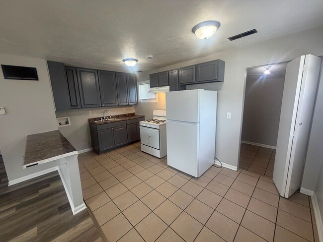 Foto del edificio - Very spacious  • 3 Bedroom • 1 Bathroom home.