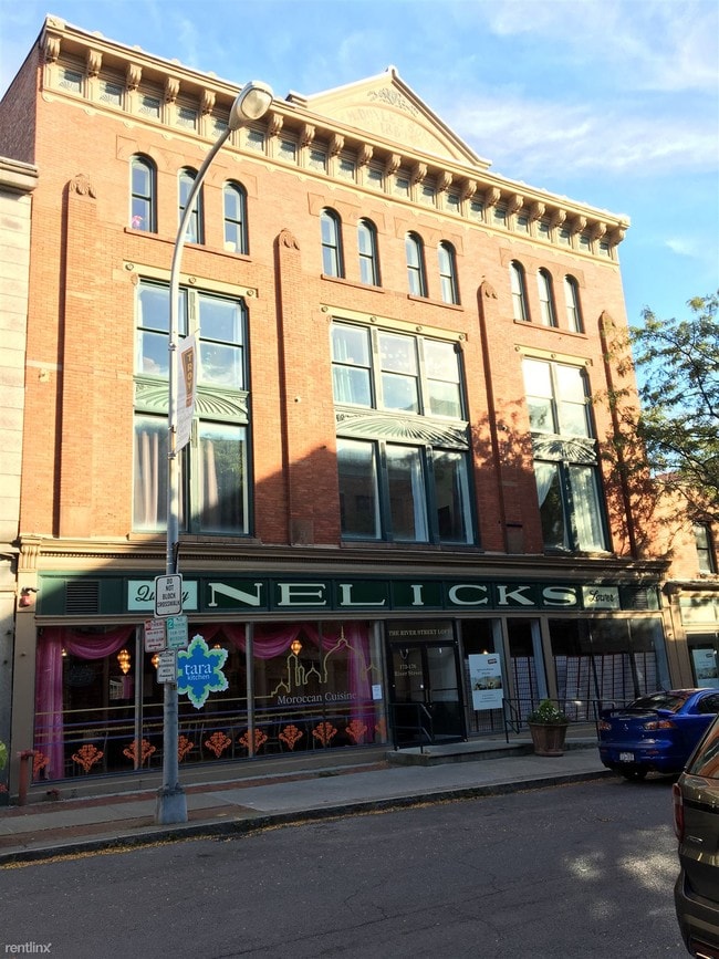 Building Photo - 172 River St