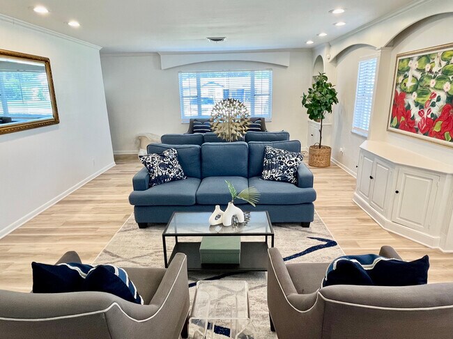 Foto del edificio - 906 W Candlewood Ave