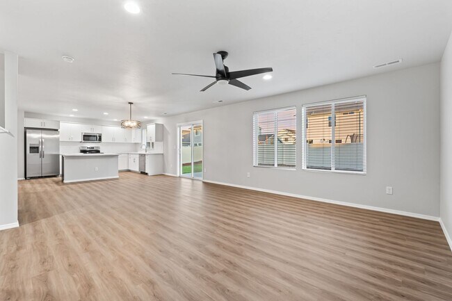 Foto del edificio - BRAND NEW & BEAUTIFUL - 4bd/2.5 BATH HOME ...