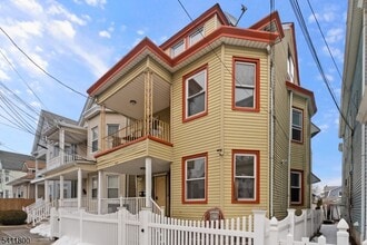 Building Photo - 315 E 18th St