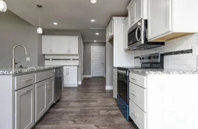 Foto del edificio - BRAND NEW 4 bedroom house in SW Springfield!