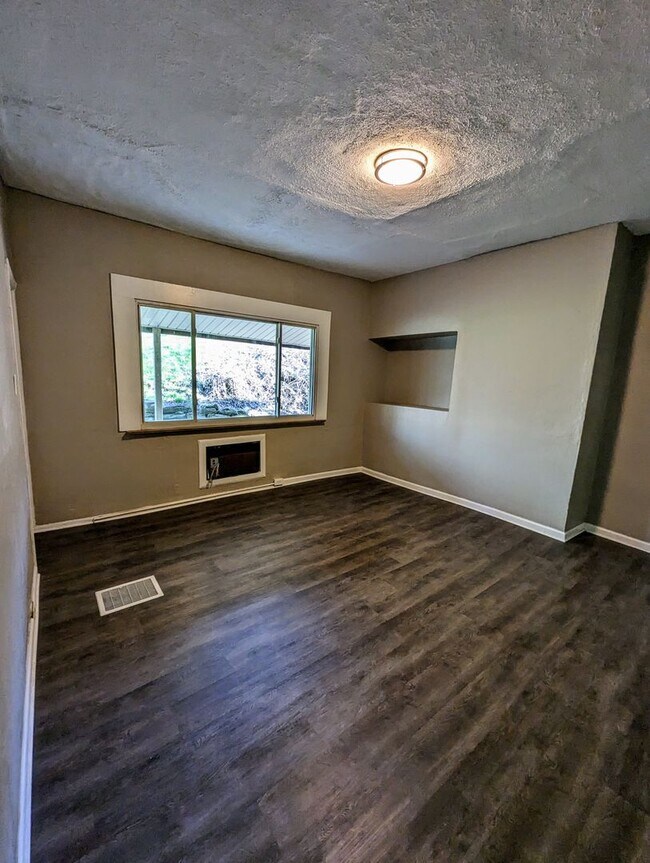 Foto del edificio - Newly Renovated 1 Bed, 1 Bath Apartment in Greenfield w/ Bonus Room - Convenient Location - Avail...