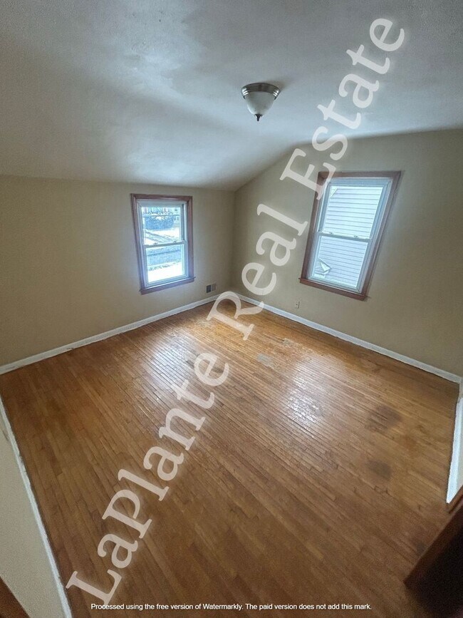 Building Photo - Charming 3-bedroom in North Toledo, on the west side of I-75