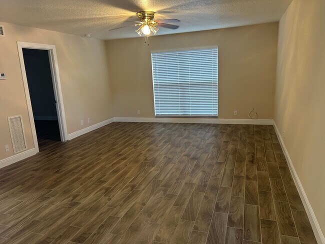 Building Photo - 731 Hummingbird Way