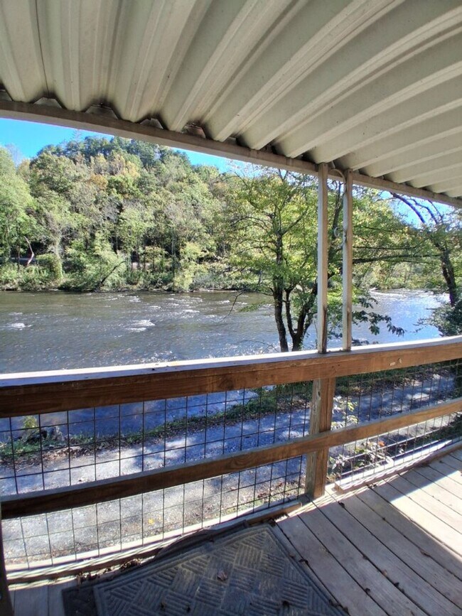 Foto del edificio - $1,800 - 2 Bedroom / 1 Bath Mobile Home Sitting on the Tuckasegee River