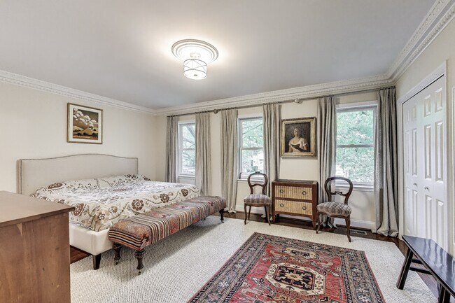 Foto del edificio - 5316 MacArthur Blvd NW