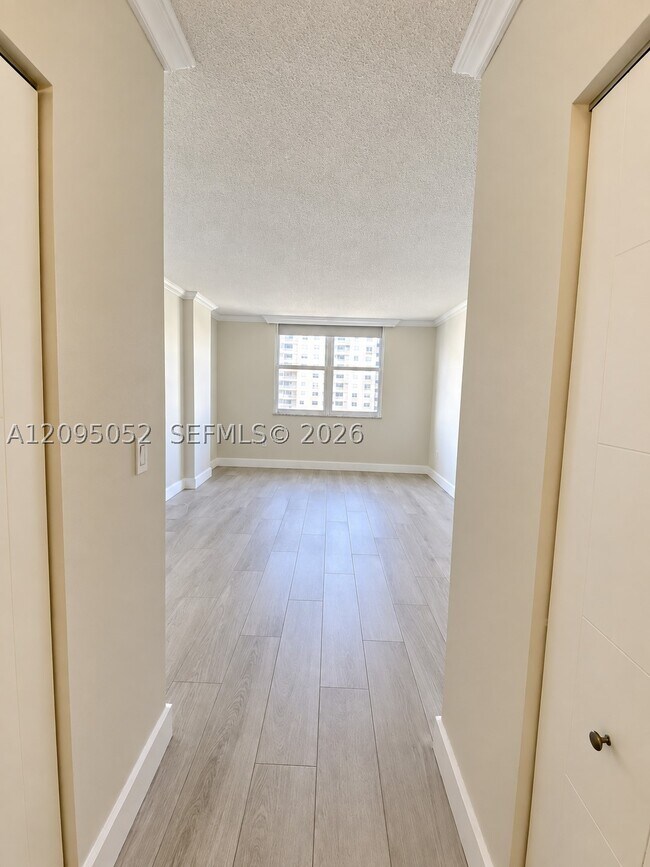 Building Photo - 500 Bayview 621