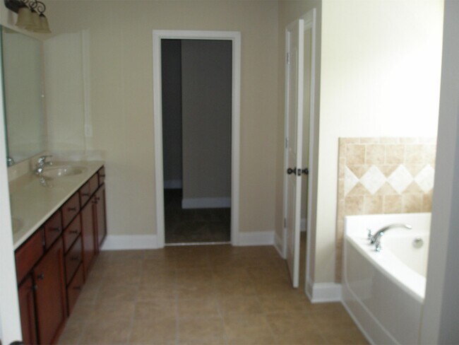 Foto del edificio - 3645 Fallen Oak Ln