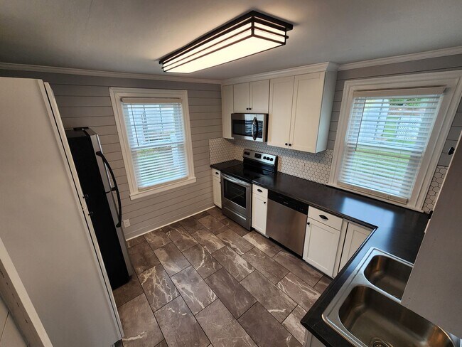 Foto del edificio - 2 Bedroom || 1 Bathroom House - Newly Reno...