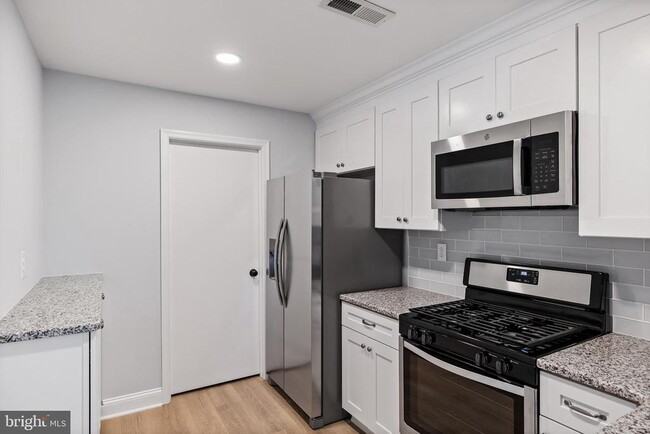 Building Photo - 6 Village Ct