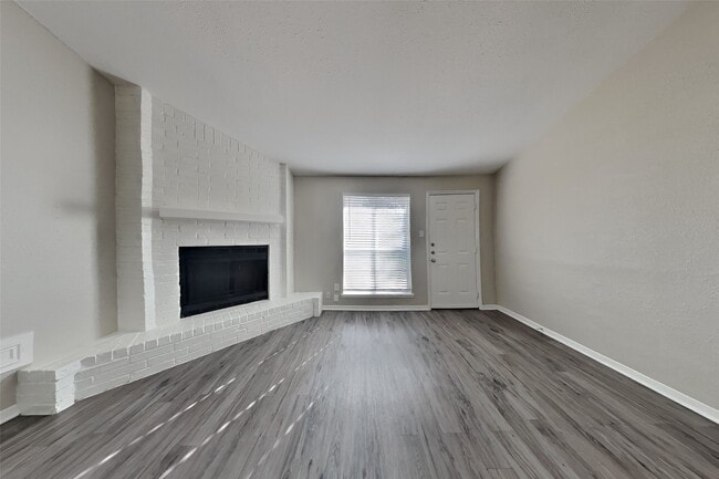 Foto del edificio - 5315 Derbyshire Dr