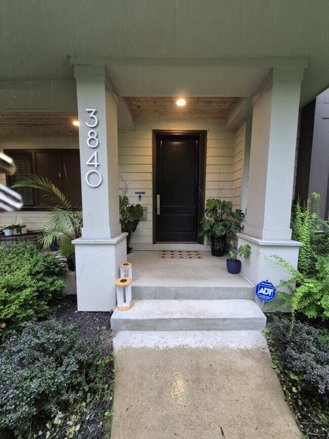 ¡Bienvenido! - 3840 Upton Ave S