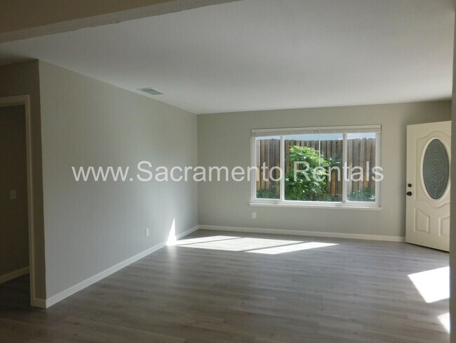 Foto del edificio - Updated 2bd/1ba Rocklin Halfplex with Garage