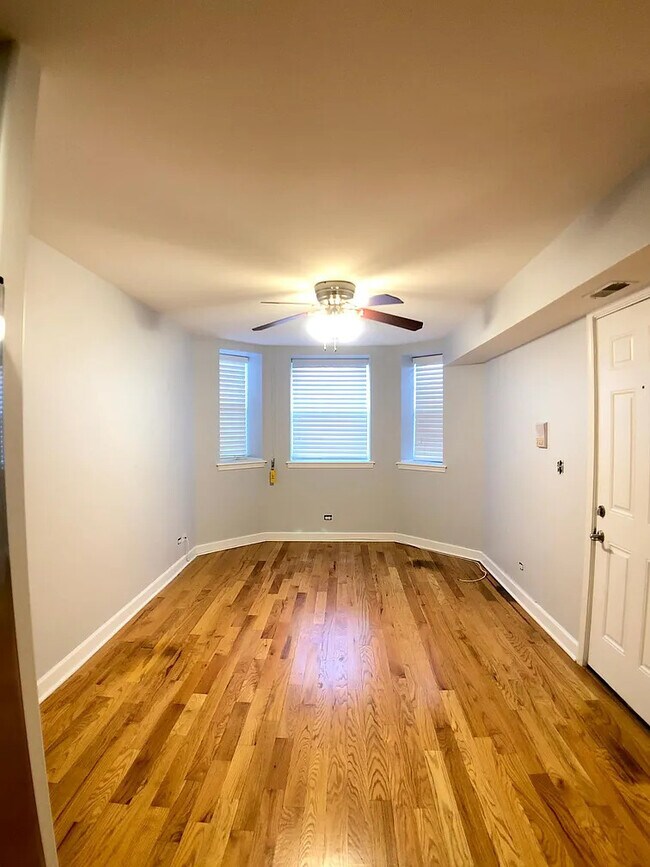 Foto del edificio - 2341 N Albany Ave