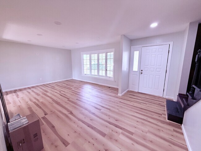 Foto del edificio - 6686 Hythe St NW