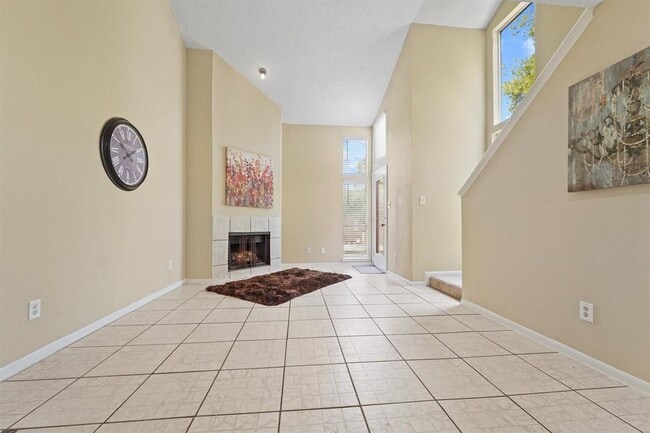 Building Photo - 10855 Meadowglen Ln