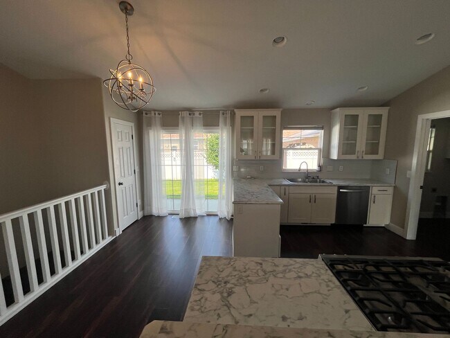 Building Photo - 5 bedroom house for rent