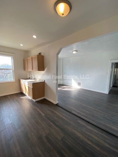 Foto del edificio - 2458 Benton St