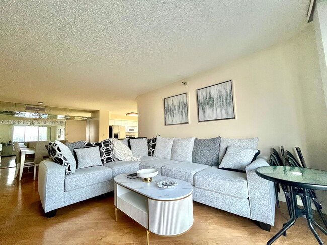 Foto del edificio - 3530 Mystic Pointe Dr