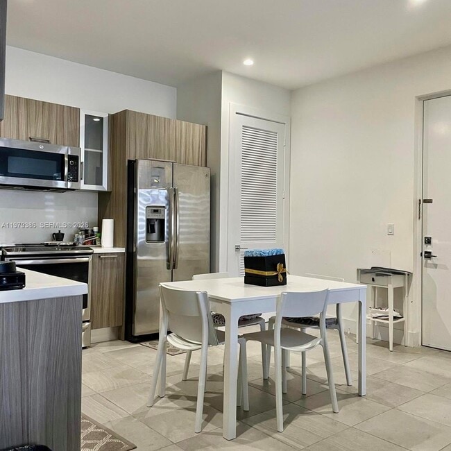 Building Photo - 1045 NE 18th Ave