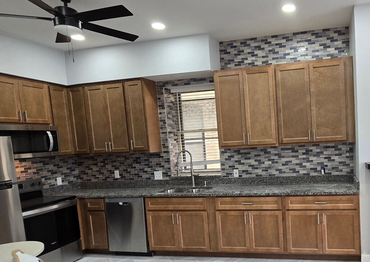 Foto principal - Beautifully Rehabbed Condo with Charm-Pool...