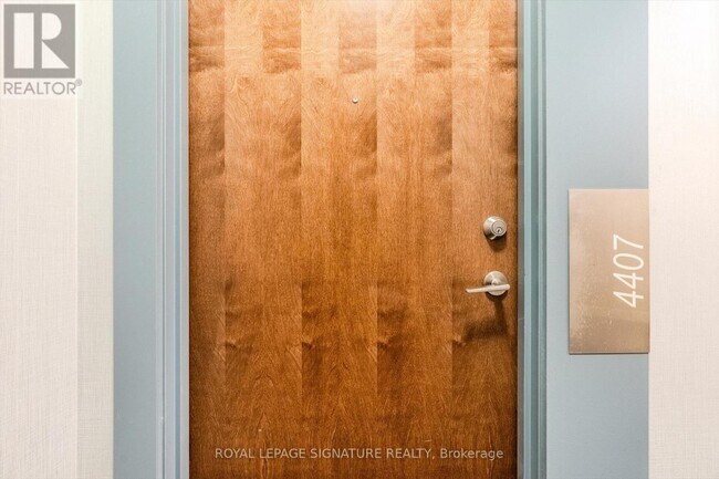 Photo du bâtiment - 2220 Lake Shore Blvd W