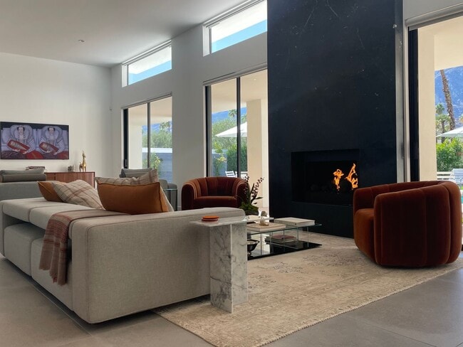 Building Photo - Stunning Fully Remodeled 3 Bedroom Palm Sp...