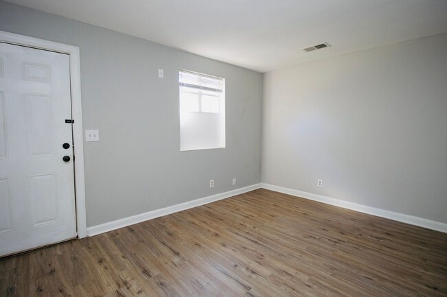 Building Photo - 2 Bedroom, 1 Bath in West Columbia - Avail...