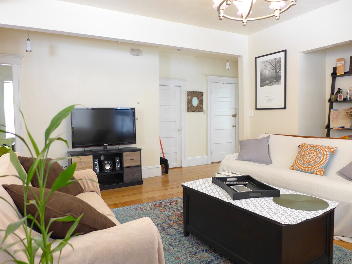 Foto principal - 56 Oak Square Ave
