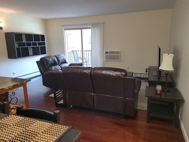 Building Photo - Move in Ready, Renovated Furnished 2 bedro...