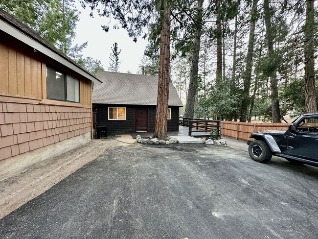 Foto del edificio - 25165 Cedar St